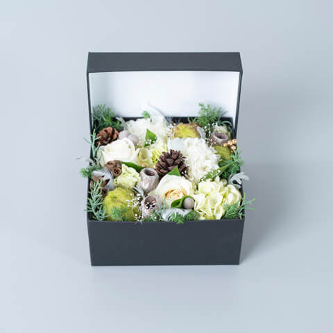 季節の花で白系ボックスフラワー