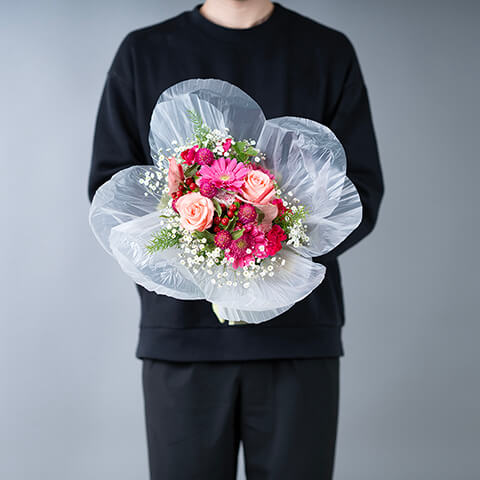 ピンクバラと季節のお任せ花束
