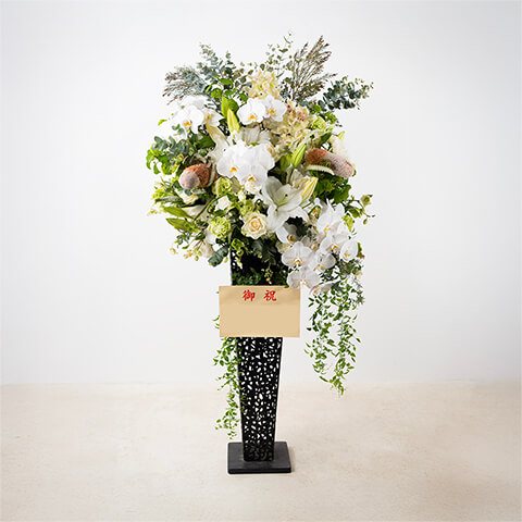 胡蝶蘭と季節の花で白グリーン系のスタンド花