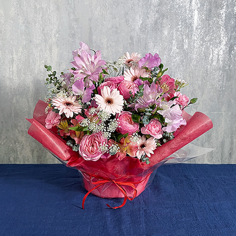 季節の花のピンク系アレンジ