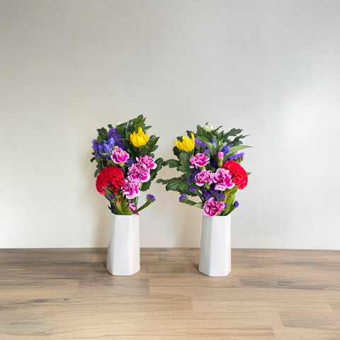 【仏壇用】明るい色 季節花の仏花1対（左右に1つずつ）