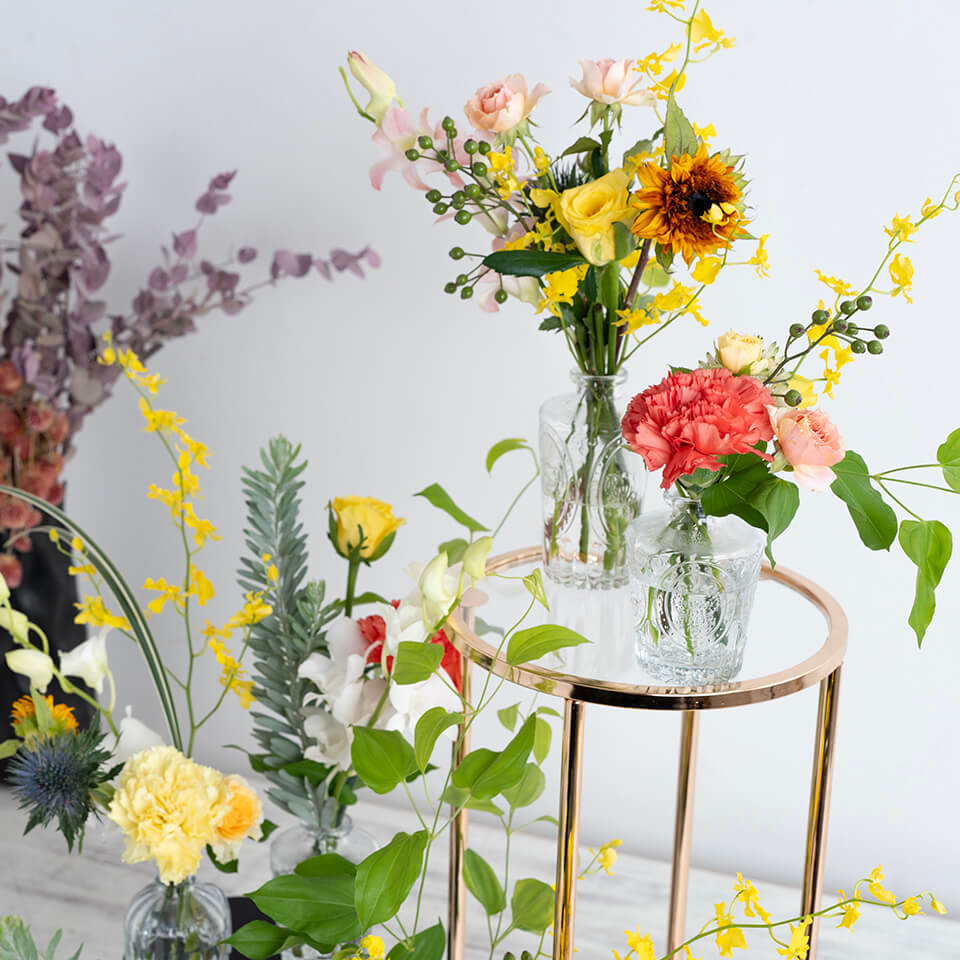 かびん7個のアレンジメント季節の花で黄色オレンジ系 | 広島花屋