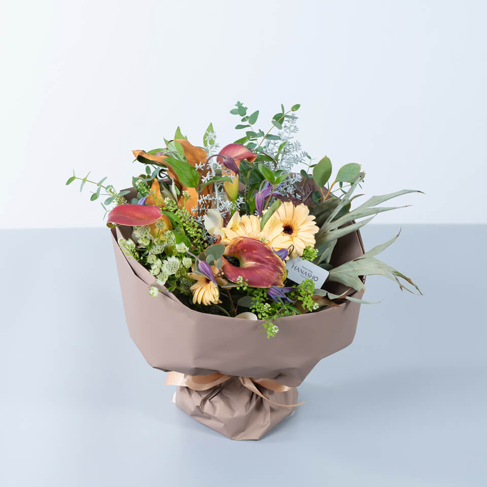 ナチュラル系の季節のお花 スタンディングブーケ｜広島花屋オンライン
