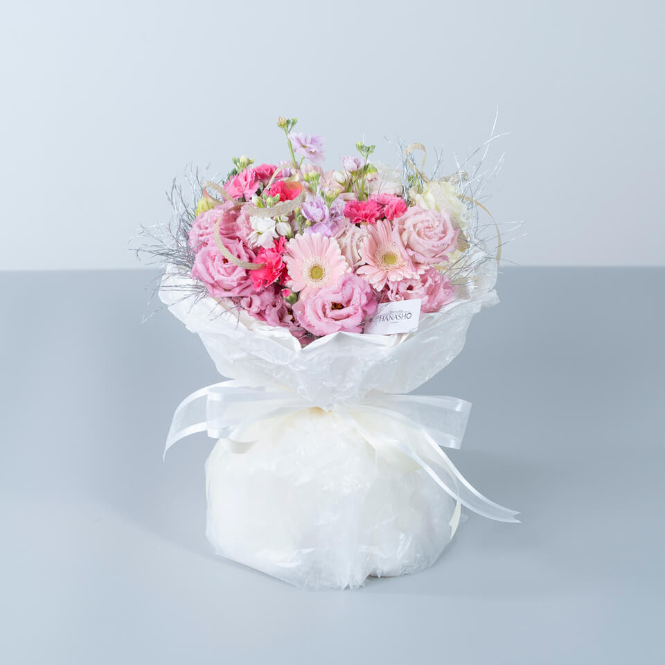 白ピンク系の季節のお花 スタンディングブーケ | 広島花屋オンライン 