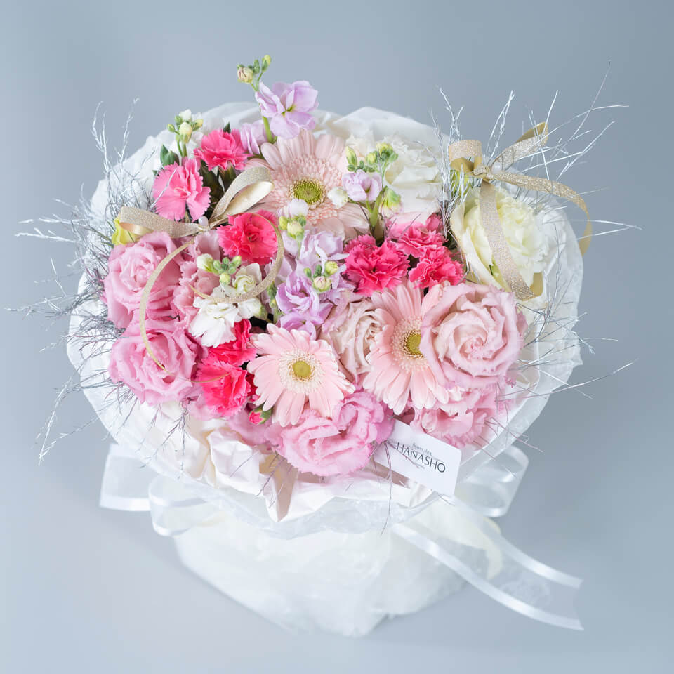 白ピンク系の季節のお花 スタンディングブーケ | 広島花屋オンライン 