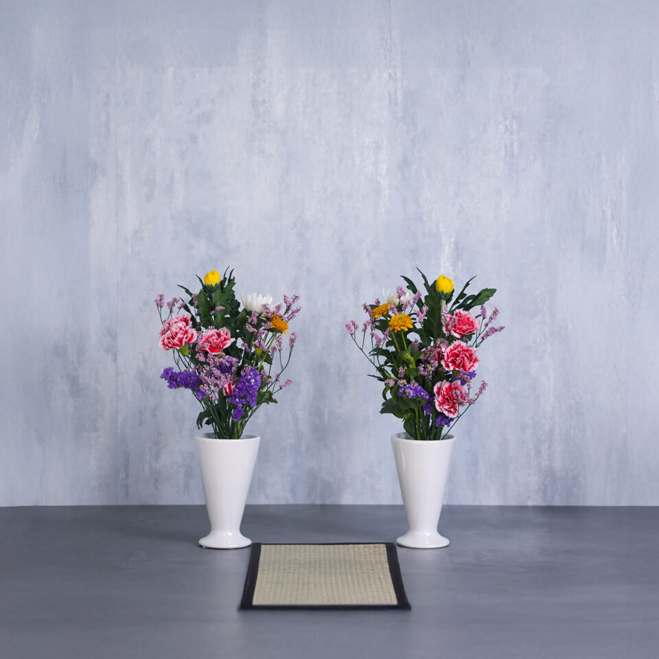 仏壇用】明るい色 季節花の仏花1対（左右に1つずつ） | 広島花屋