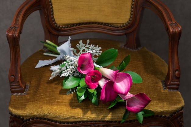 椅子の上の花